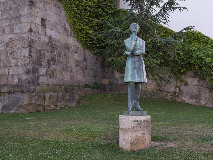 Statue Arnaldo Gama